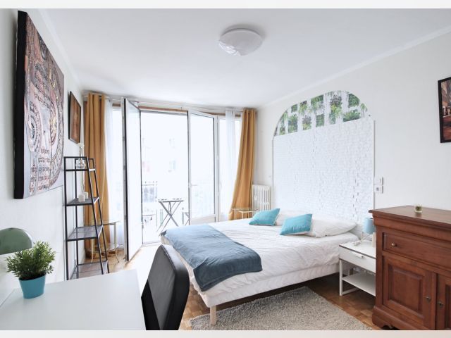 Paris Room for rent