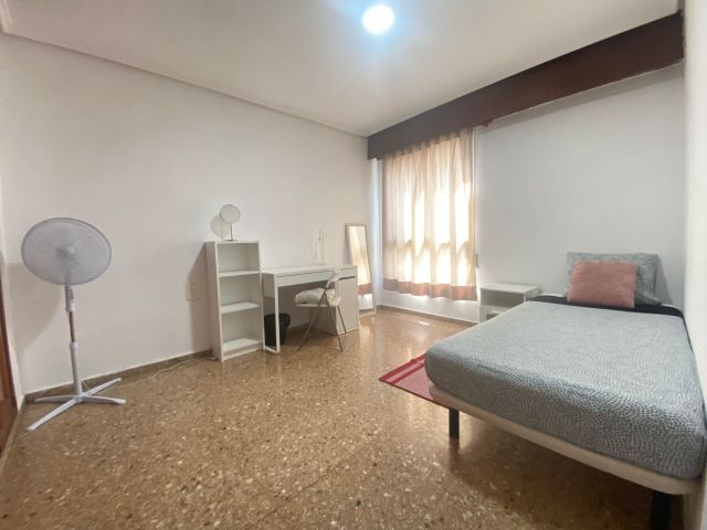 Spain furnished Room in Valencia, Valencia