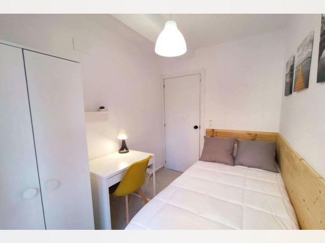 Granada Room for rent