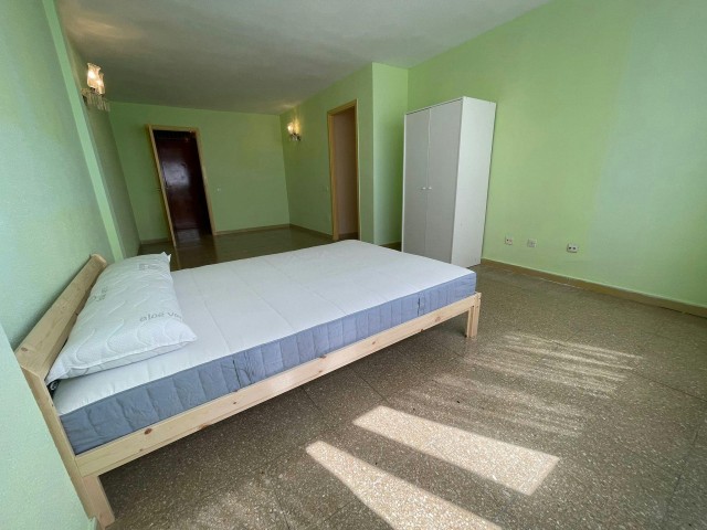 Las Palmas Room for rent