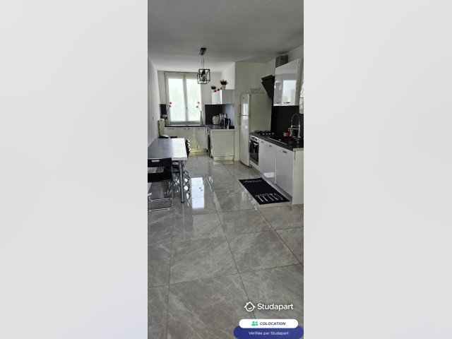 Bron Room for rent
