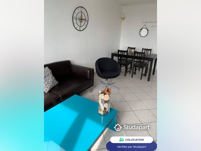 Bron Room for rent